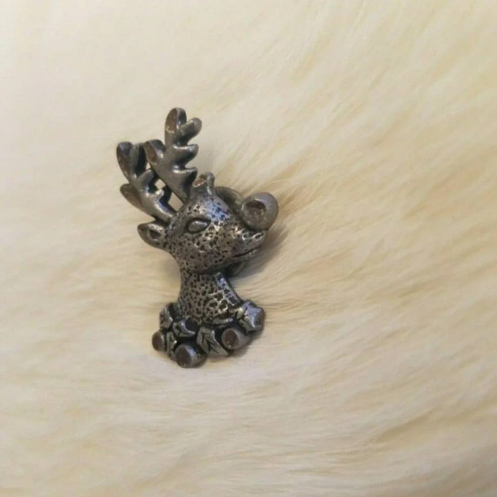 Vintage DM99 Reindeer Head Pin Pewter Brooch Christmas Rudolph Wreath 2685